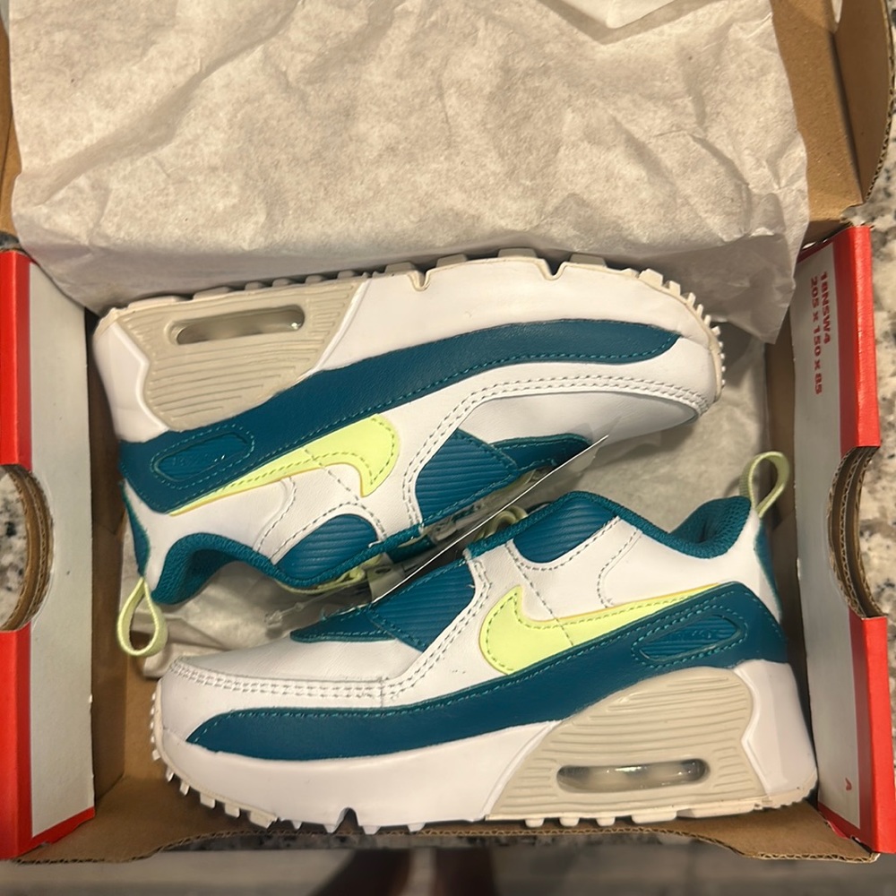Only worn once size 9 Naik air max 90 Toggles with tags and box